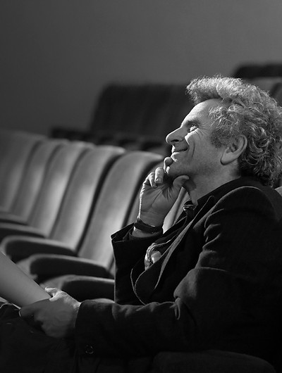 Hombre en teatro con guión